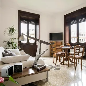 https://flat-six.it-romehotels.com